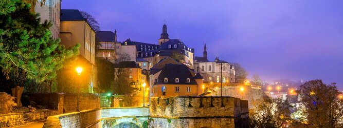 Wir zeigen EuchReiseland Luxemburg - Romantik pur zum Valentinstag, beschenke deine Liebsten mit idyllisch abendlicher Traumzeit in der bezaubernden mittelalterlichen Altstadt von Luxemburg. Hand in Hand spazieren, an der malerischen Flusspromenade der gemächlich träge fließenden Alzette. Die Cafés, Bars, Pubs sind lebhaft besucht, schummriges Kerzenlicht verbreitet ein wohlig gemütliches Ambiente, man genießt die Freuden des Lebens entspannt, locker, lässig. Charmant, romantisches Flair breitet sich über die sanft beleuchtete Felskulisse und Kasematten, bis hinauf zur Festungsanlage von Luxemburg. Die beliebtesten Orte für Ferien in Luxemburg, locken mit besten Angebote für Hotels und Ferienunterkünfte mit Werbeaktionen, Rabatten, Sonderangebote für Luxemburg Urlaub buchen.