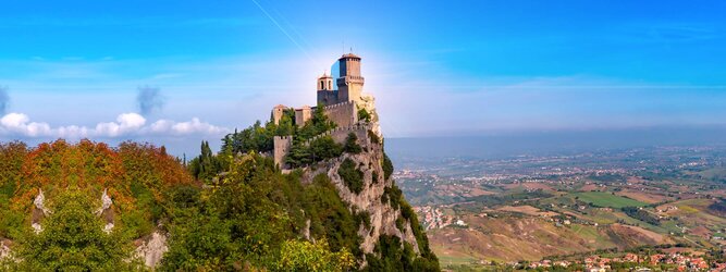 Trip EU Reiseideen Pauschalreise - San Marino – Hol ihn dir – den heißbegehrten Einreise-Stempel von San Marino. Nimm deinen Reisepass, besuche die örtliche Tourismusbehörde, hier wird die kleine Trophäe in dein Reisedokument gestempelt, es sieht gut aus und ist eine supertolle Urlaubserinnerung. Dieses neue Trendy-Reiselust-Souvenir passt ausgezeichnet zu den anderen außergewöhnlichen Stempeln deiner vergangenen Reisen. San Marino ist ein sehr interessanter Zwergstaat, eine Enklave, vollständig von Italien umgeben, eine der ältesten bestehenden Republiken und eines der reichsten Länder der Welt. Die beliebtesten Orte für Ferien in San Marino, locken mit besten Angebote für Hotels und Ferienunterkünfte mit Werbeaktionen, Rabatten, Sonderangebote für San Marino Urlaub buchen.